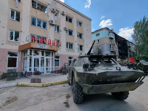 Oltre le linee del fronte: dove i russi mostrano le armi-trofeo della Nato