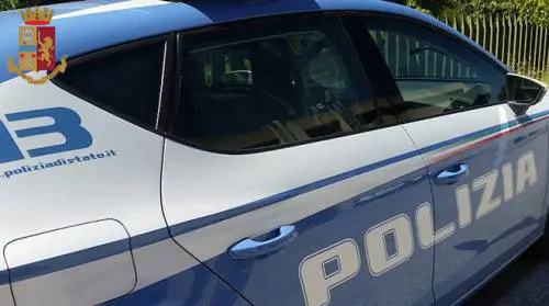 Una volante della polizia in Toscana (foto di repertorio)