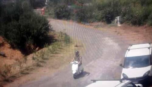 Turista australiano in scooter tra gli scavi di Pompei