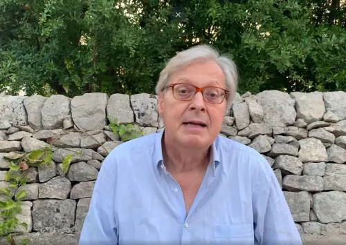 "Sei famoso solo perché figlio di...". Così Sgarbi si scaglia contro l'attore