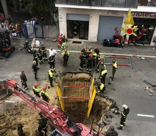 Il colpo alla banca e il crollo del tunnel: così  la "banda del buco" è rimasta intrappolata