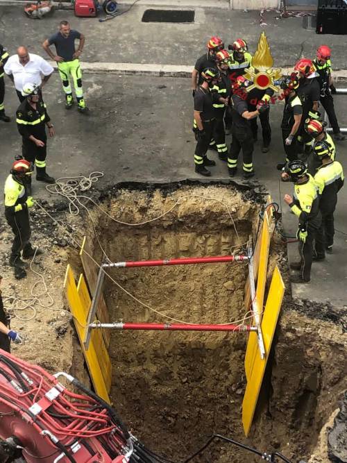 Crolla un tunnel nel quartiere San Pietro: uomo resta intrappolato