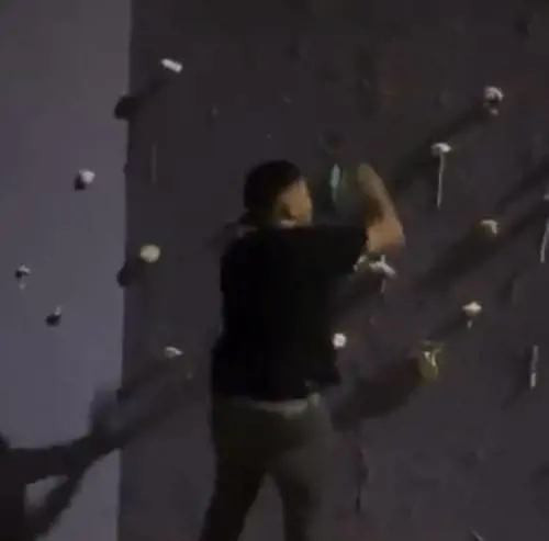 Esponente dem vandalizza memoriale del terremoto in Emilia: "Guardate in casa vostra"