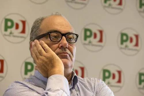 L'uomo nella cui testa c'è la scatola nera della "cosa" rossa