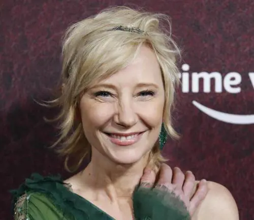 Lo schianto in auto, poi il coma. Il dramma di Anne Heche: "Non sopravviverà"