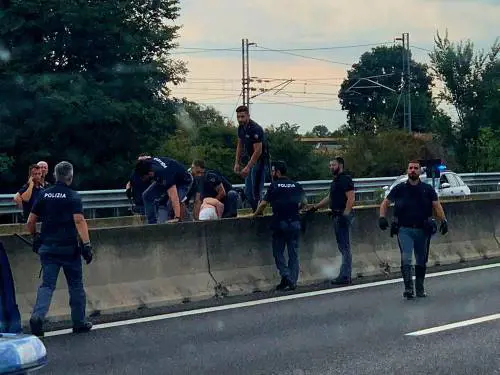 Nordafricano lancia sassi sulla A1: finisce in ospedale la deputata della Lega