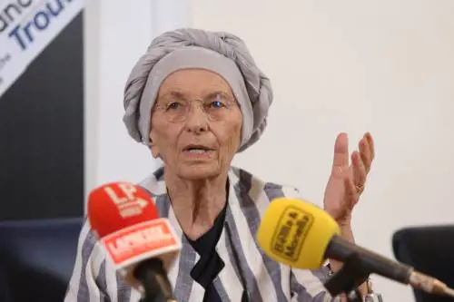 "Registrateli entrambi". Scatta la sfida al governo sulle coppie gay