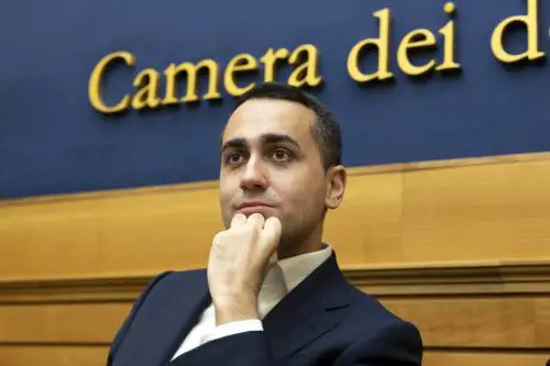 Di Maio non vola in economy: 31 viaggi sugli aerei di Stato