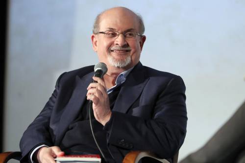 Rushdie accoltellato sul palco "Ferito al collo, ma è vivo"