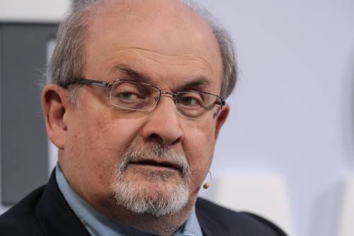 Migliorano le condizioni di Salman Rushdie. "È sveglio e ora risponde agli investigatori"