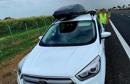 Lancia sassi contro le auto. Panico in autostrada. Egiziano bloccato col taser