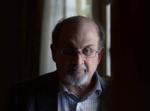 Salman Rushdie, ecco come sta lo scrittore due mesi dopo l'attacco choc