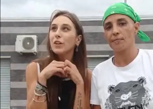 "Morite insieme". Accoltella la figlia gay e la compagna