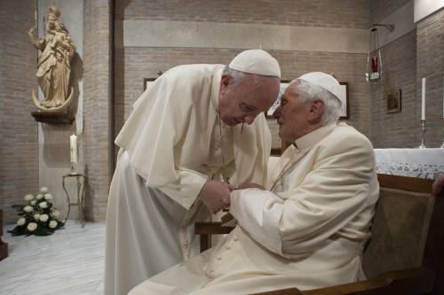 "Condizioni aggravate dall'età". Ratzinger seguito dai medici