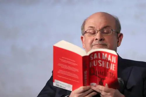 "Parla con gli investigatori". Rushdie ascoltato dalla polizia