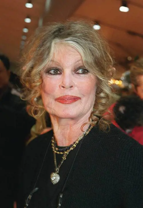 "Con le lacrime agli occhi...". Brigitte Bardot rompe il silenzio dopo il malore estivo