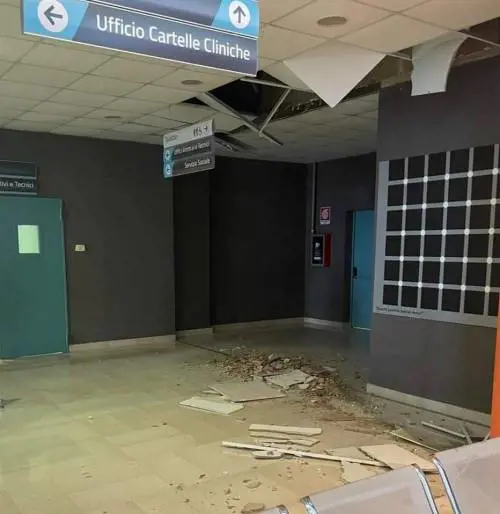 Ospedale costruito solo 8 anni fa: il solaio cede per la pioggia