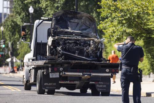 Auto si schianta contro i cancelli di Capitol Hill: suicida il conducente