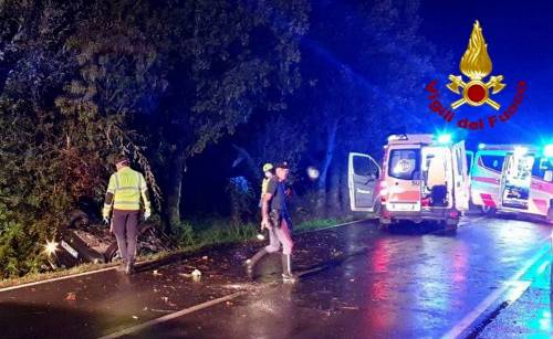 Auto sbanda e finisce contro un albero. Muoiono in quattro tra i 18 e i 19 anni