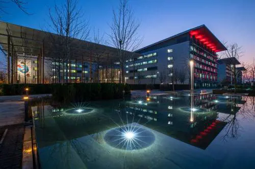 Un bambino di tre anni é ricoverato in gravi condizioni in ospedale a Bergamo dopo essere stato raggiunto da un proiettile esploso da una guardia giurata in strada