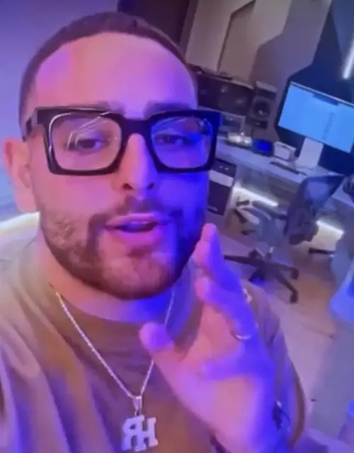 "Spettacolo indegno". Rocco Hunt costretto a fermare il concerto in Calabria