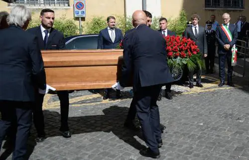 Le rose rosse, le parole del figlio: l'ultimo addio a Piero Angela