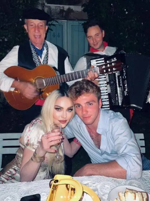 Intona "Bella ciao" con la folla: Madonna scatenata in Sicilia