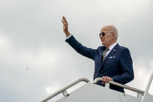 Biden lancia l'offensiva mediatica per evitare il disastro alle midterm