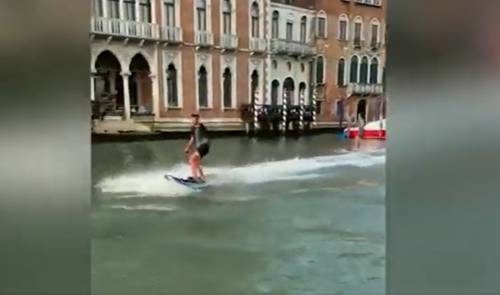Ancora degrado a Venezia: surfisti indisturbati sul Canal Grande