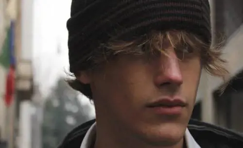 Ventenne trovato morto a letto. Ipotesi di un mix droga-farmaci