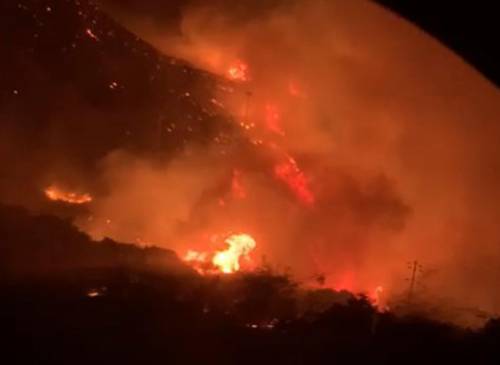 Pantelleria devastata da un maxi-incendio. Evacuate le ville dei vip