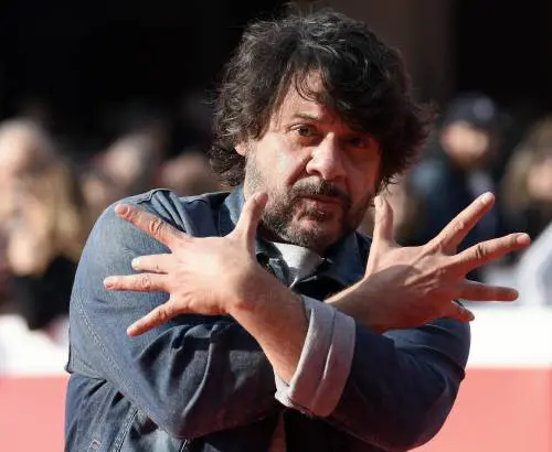 "Le debolezze della gente sono un pozzo di comicità"