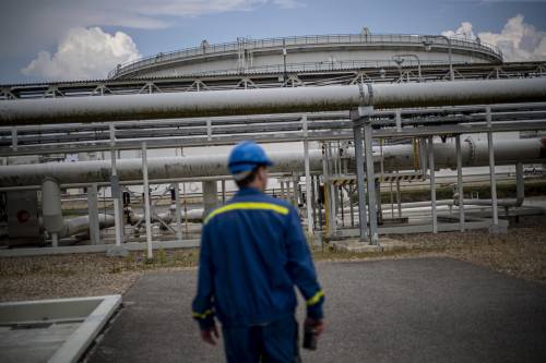 Salta l'accordo sul tetto al petrolio russo: l'Ue si spacca di nuovo