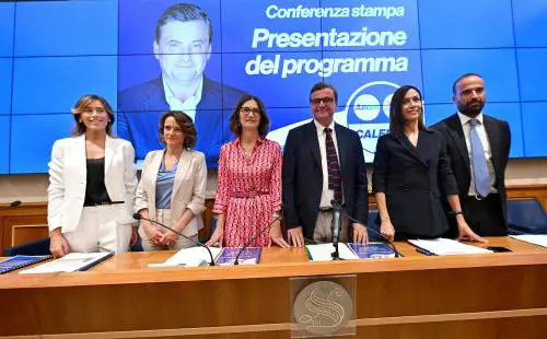 Calenda presenta il programma: "Obiettivo far tornare Draghi"