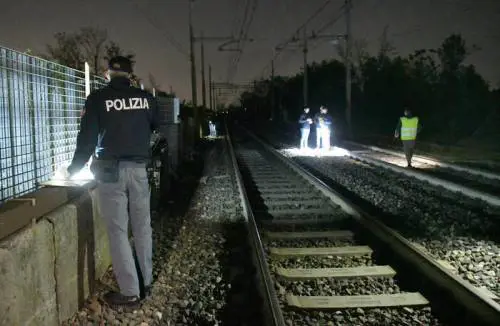 I rilievi della polizia sul binario