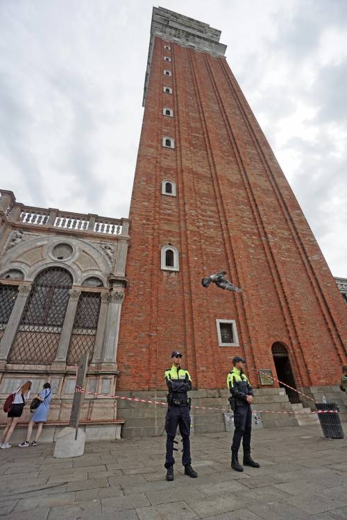 Il vento fa cadere frammenti di mattoni rossi dal campanile San Marco