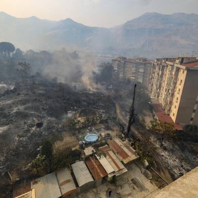 Sicilia nella morsa del fuoco: a Palermo i residenti scappano 