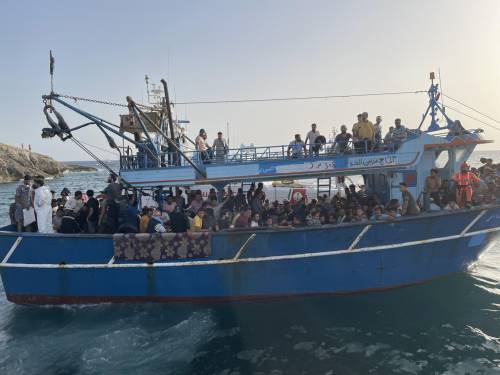 Maxi sbarco, in 265 su un peschereccio: Lampedusa di nuovo in crisi