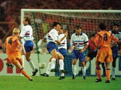 Koeman calcia la punizione decisiva 