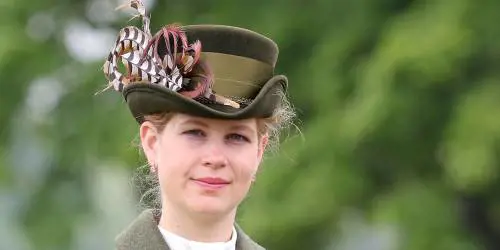 Louise, la nipote della Regina fa la giardiniera a 6 sterline l'ora