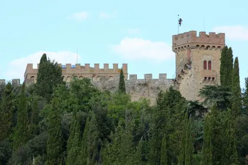 La volpe d'oro e la donna murata. I misteri del castello di Strozzavolpe