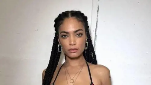 "Basta far vedere le tette". L'ultimo post di Elodie scatena la polemica