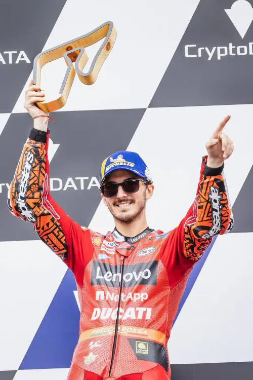Bagnaia ci ha preso gusto. Terza vittoria di fila. Manca il gioco di squadra