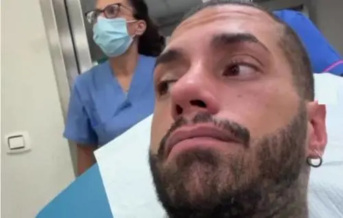 Chiofalo finisce in ospedale: "Sta male". Ma è polemica per le riprese con il cellulare 