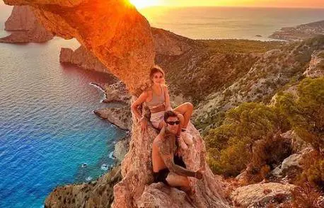 "Un ragazzo è morto...": polemica per la foto di Fedez e Ferragni