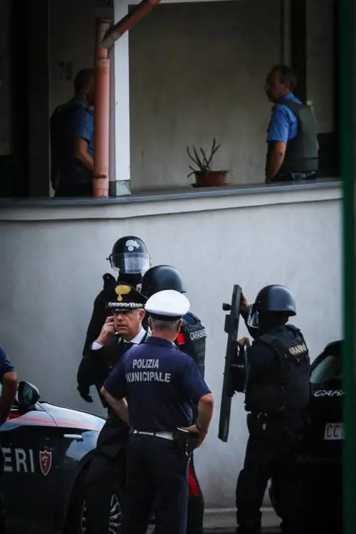 Ottantenne spara alla moglie e si barrica in casa. L'irruzione dei carabinieri dopo ore di trattative