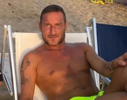 La "strategia" di Francesco Totti a Sabaudia: "Foto con tutti"