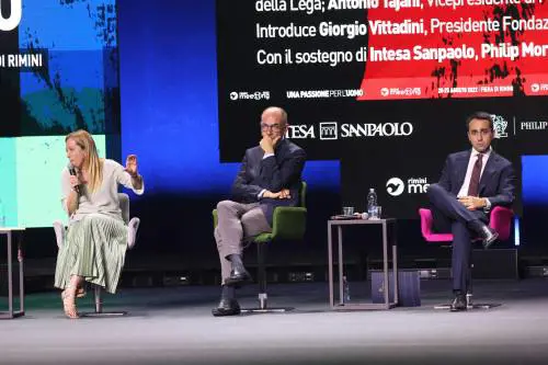 "L'obbligo scolastico...". E Letta raccoglie fischi a Rimini