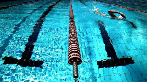 Bloccata nel tubo della piscina: paura per una 12enne