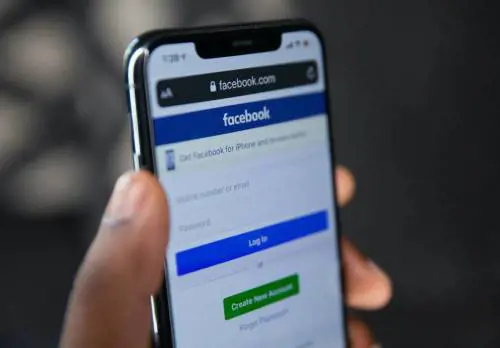Perché la home di Facebook è piena di "sconosciuti"